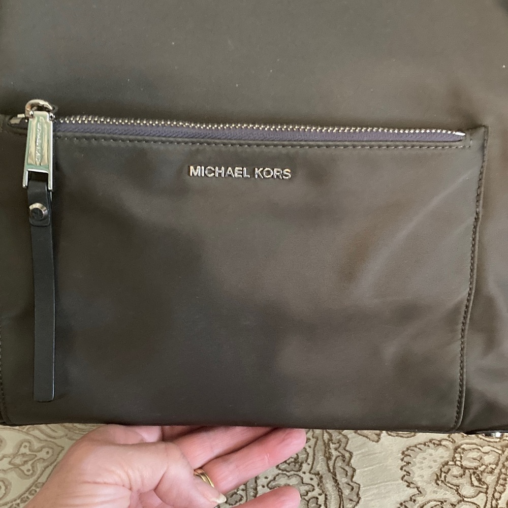 Michael Kors EUC Ariana Travel Designer Nylon Totebag in Graphite/Grey. - Picture 3 of 15